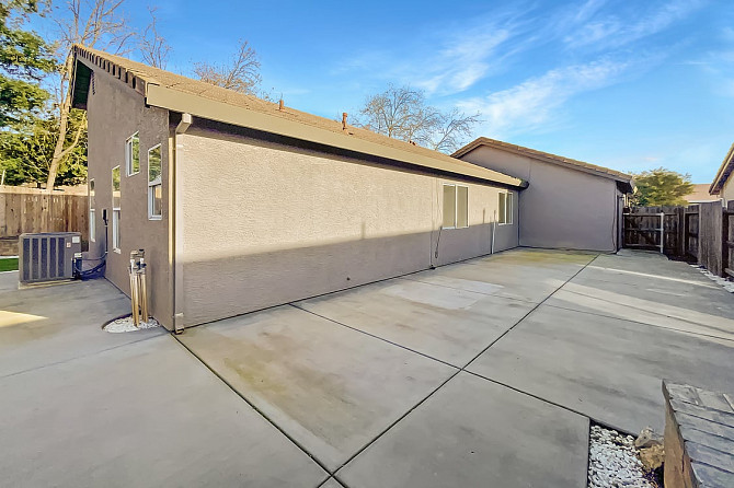 House for rent Antelope - photo 1