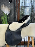 Sheepskin or sheepskin saddle pads placed under the saddle. Denver