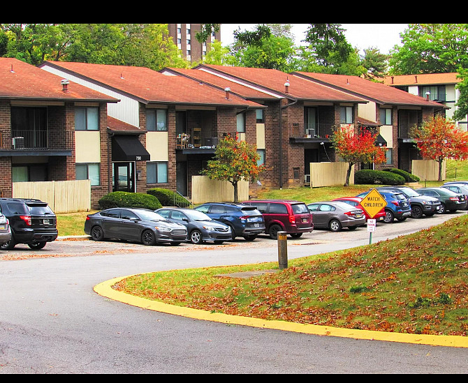 946 Chatham Park Dr, Pittsburgh, PA 15220 Pittsburgh - photo 1