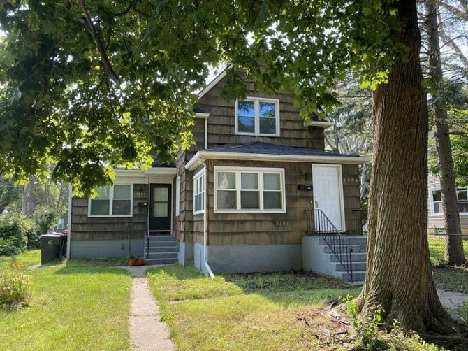 It’s a single family house a nd it’s available only for rent with all utilities included. North Chicago - photo 1