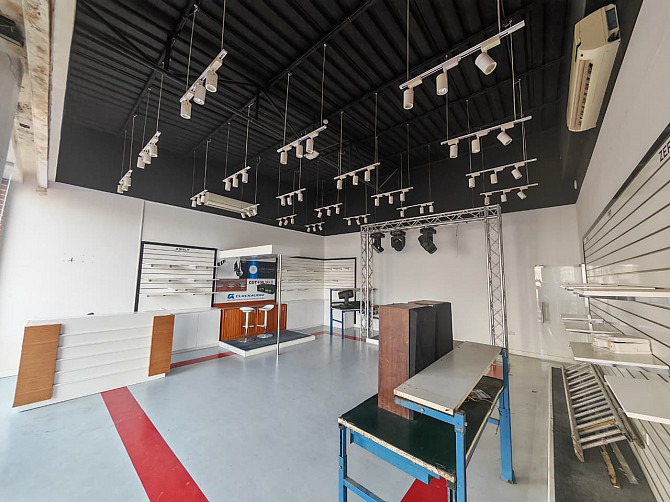 450 Sqft Showroom for Rent in Airport Road Al Garhoud | Full Fee Breakdown Dubai - photo 1