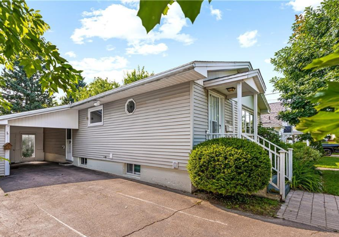 This 2 bedroom and 2 bathroom house is very well situated in the city Moncton - photo 1